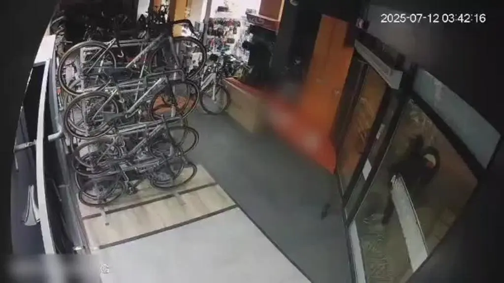 Przebieg kradzieży w sklepie rowerowym