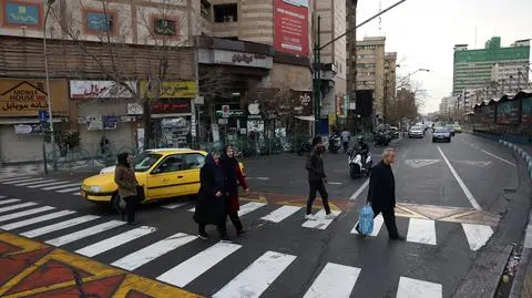 Iran. Piesi w Teheranie