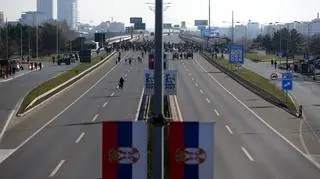 Antyrządowy protest studentów na moście Gazela w Belgradzie