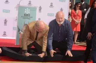 Carl i Rob Reiner odciskający swoje dłonie w Hollywood