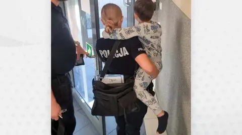 Pięcioletni chłopiec w piżamie sam na ulicy w Pszczynie