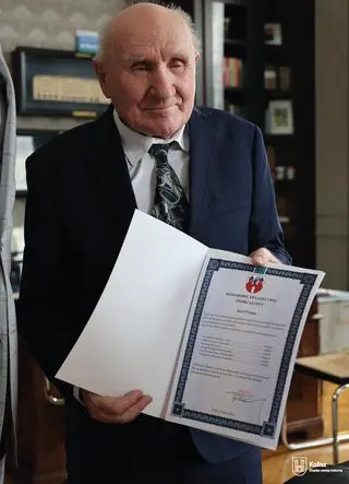 "Najstarszy maturzysta w Polsce" odebrał świadectwo dojrzałości