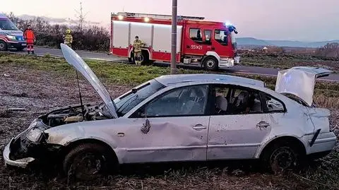 Wypadł z drogi i dachował. Nie żyje pasażer