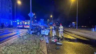 Taksówka uderzyła w słup i stanęła w płomieniach