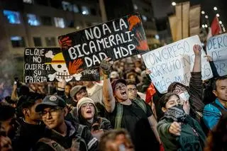 Protestujący w Limie w Peru przynieśli ze sobą transparenty z antyrządowymi hasłami