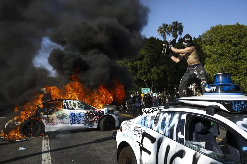 Płonące autonomiczne taksówki w Los Angeles
