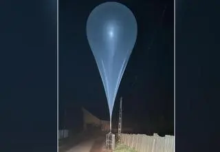 We wsi wylądował spory balon. Na miejscu pracuje policja 