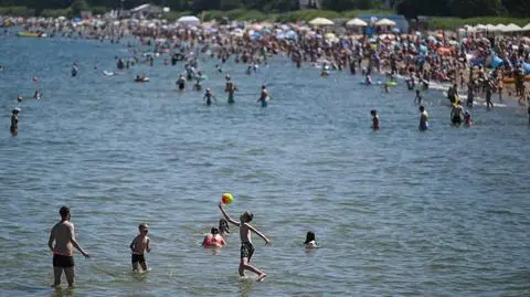 Plażowicze wypoczywają korzystając ze słonecznej pogody na plaży w Gdańsku-Brzeźnie. Nad Polskę nadciągnęła fala upałów