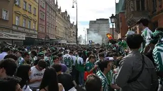Kibice Realu Betis Sewilla na Rynku we Wrocławiu, po starciu z kibicami Chelsea FC Londyn, przed meczem finałowym piłkarskiej Ligi Konferencji