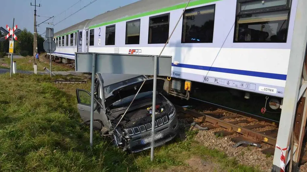 Pociąg zepchnął samochód z torów