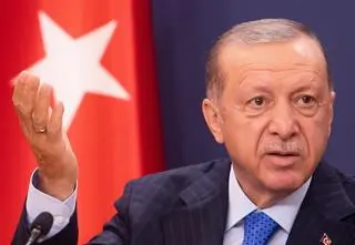 "Próbują wciągnąć świat w katastrofę". Erdogan potępia atak Izraela na Iran 