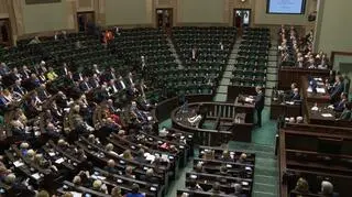 Puste ławy PiS podczas exposé. Potem wyszedł premier