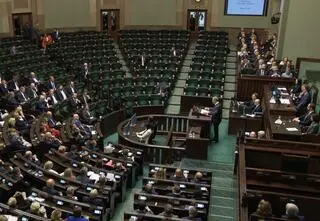 Puste ławy PiS podczas exposé. Potem wyszedł premier