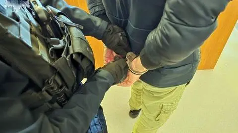 Zasnął w aucie na środku skrzyżowania, obudzili go policjanci