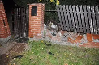 Wjechał w ogrodzenie, uszkodził też skrzynkę gazową 
