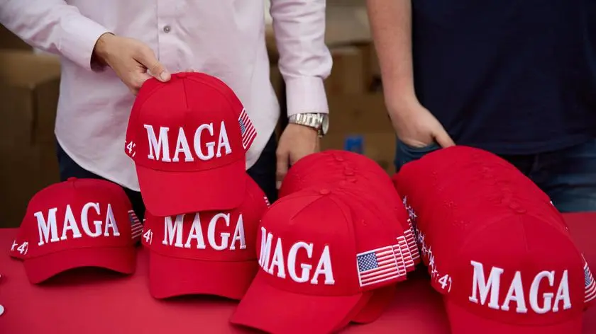 "Przedstawiali się jako amerykańscy patrioci". Skąd pochodzą konta wspierające ruch MAGA