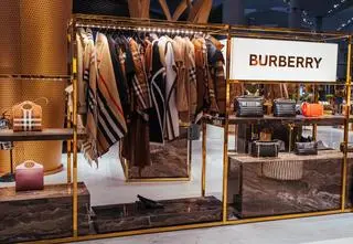 Ostre cięcia w Burberry. Kultowa marka walczy z problemami