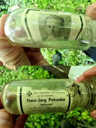 "Klepsydra" Hansa-Jorga Potrzeby zamknięta w butelce po chemikaliach