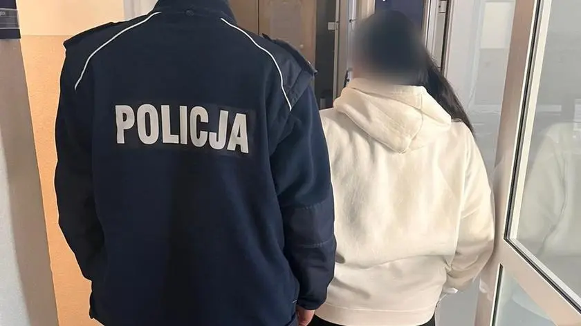 Chłopiec w samej bieliźnie na balkonie. Jego matka pijana spała