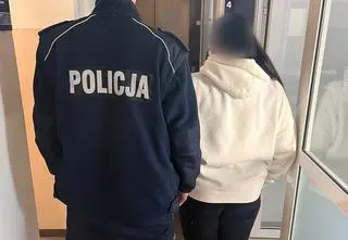 Chłopiec w samej bieliźnie na balkonie. Matka pijana spała