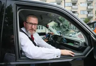 Antysemityzm jako uniwersalny klucz. Tak się robi politykę