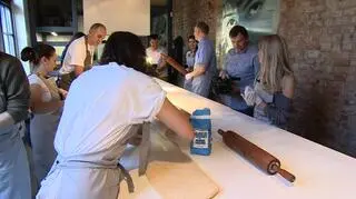 Dziennikarze z Poznania tłumie stawili się aby wspólnie lepić rogale