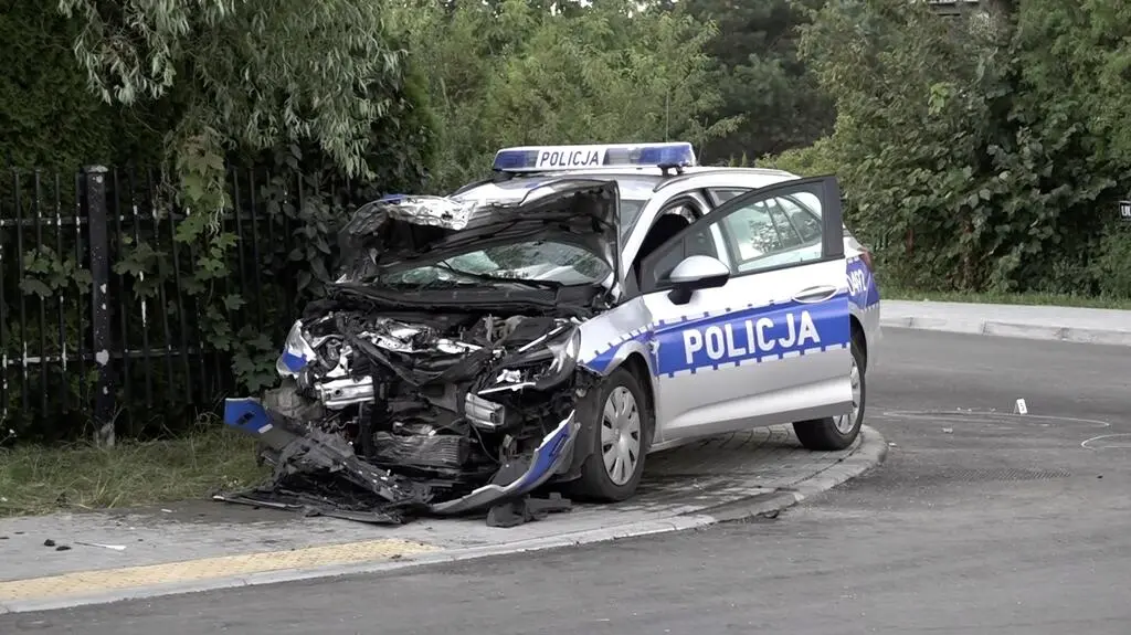 W wypadku ranni zostali dwaj policjanci 