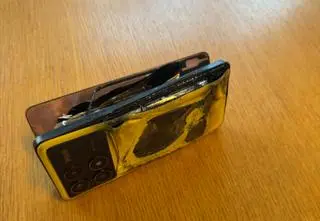 "Dymu było dużo". W rękach 16-latka wybuchł telefon