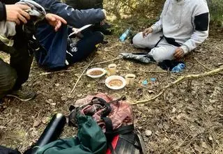 Jesienią pomagała wyciągać chłopaka z bagna, wiosną spotkała go na pizzy