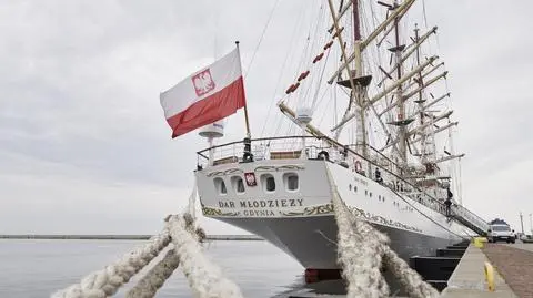 Gdynia. Biało-czerwona bandera na żaglowcu "Dar Młodzieży"