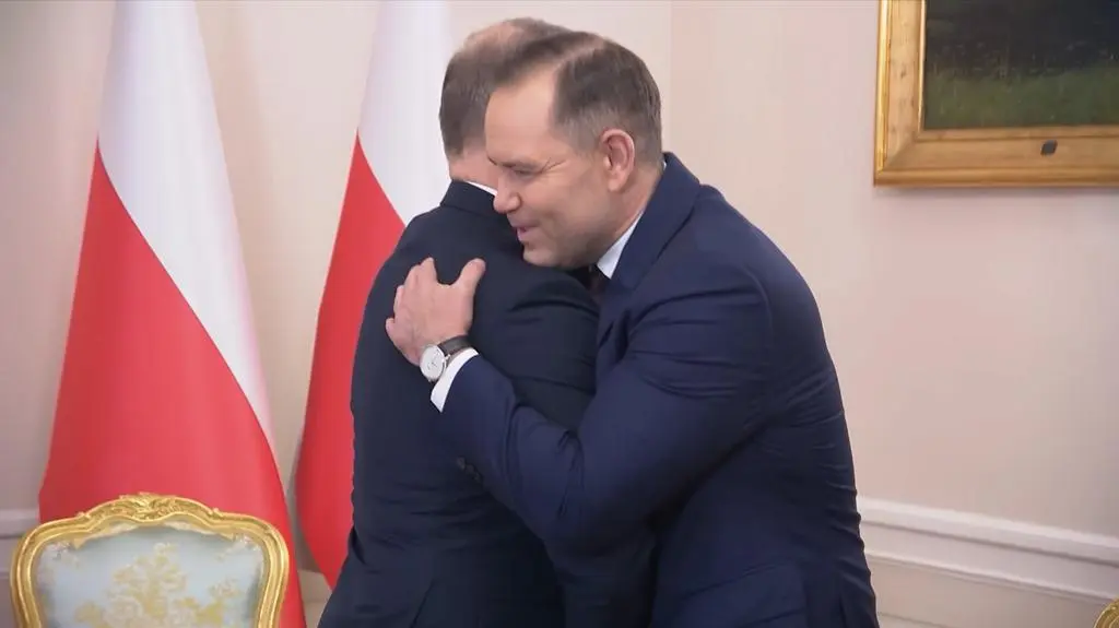 Prezydent Andrzej Duda wita prezydenta elekta Karola Nawrockiego