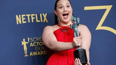 Lily Gladstone ze zwycięską statuetką na gali nagród SAG