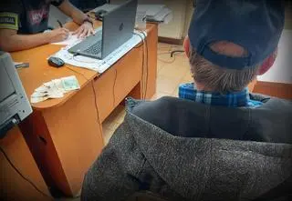 Znalazł portfel i zabrał z niego ponad tysiąc złotych