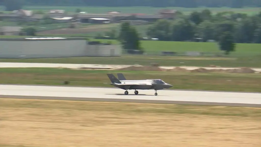 Polski myśliwiec F-35 na pasie startowym bazy w Łasku