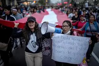 Tłum protestujących na ulicach Limy