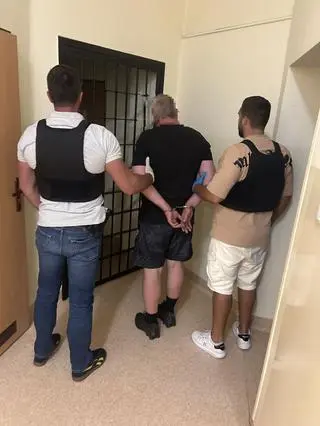 Wysiadł z pojazdu, miał obrażać obcokrajowców i  pokazać przechodniom broń palną