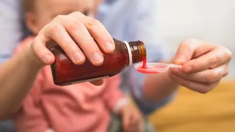 syrop lekarstwo shutterstock_1311254465