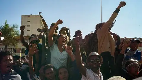 Radość protestujących w trakcie przemówienia wojska w stolicy Madagaskaru, Antananarywie