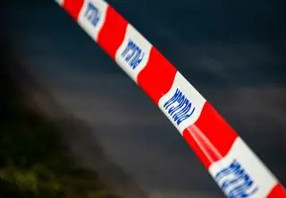 Dramatyczne odkrycie. Ciała kobiety i mężczyzny w zamkniętym domu, obok rewolwer