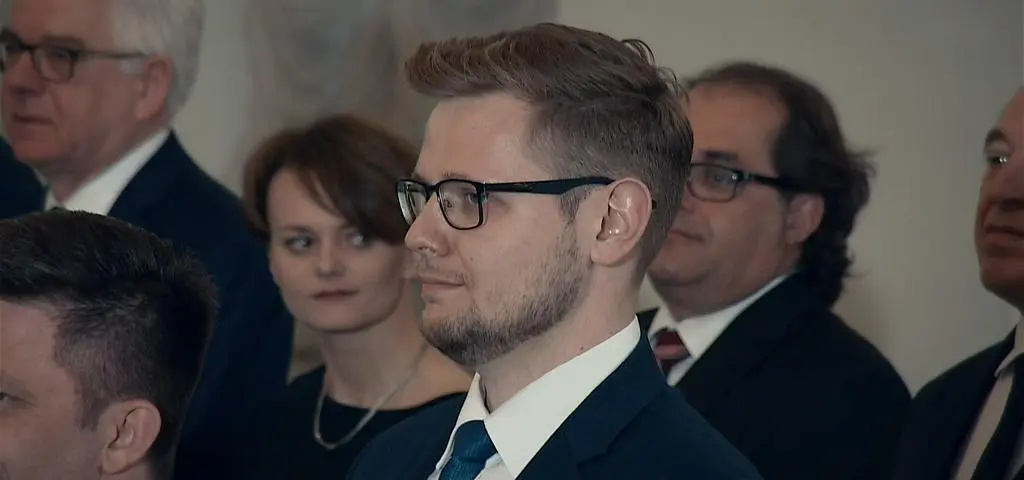 34 lata, 12 publicznych stanowisk. Geniusz, czy efekt politycznego dealu?