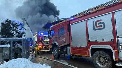 Płonie hala magazynowa