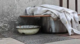 Na balkonie stały różne przedmioty, wśród nich miski dla psów