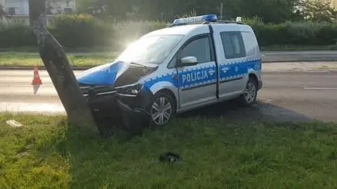 Radiowóz uderzył w słup