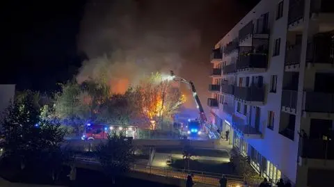 Pożar pustostanu w pobliżu bloków