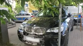 56-latek zastawił samochodem chodnik