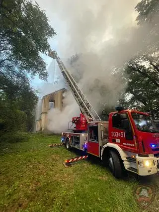 Pożar budynku przy pałacu w Piekarach 