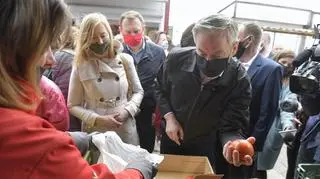 Maj 2020. Robert Biedroń na trasie kampanii prezydenckiej razem z szefem sztabu wyborczego Tomaszem Trelą i wiceszefową Hanną Gill-Piątek 
