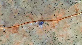 Wał ziemny i spalone pojazdy na północny zachód od Al-Faszir w Sudanie, 30 października 2025 roku