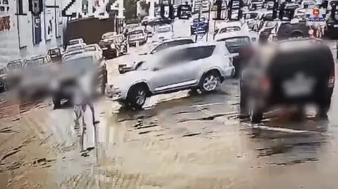 Potrącił na parkingu kobietę z pięcioletnim dzieckiem. Nagranie