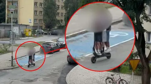 Trójka dzieci na jednej hulajnodze